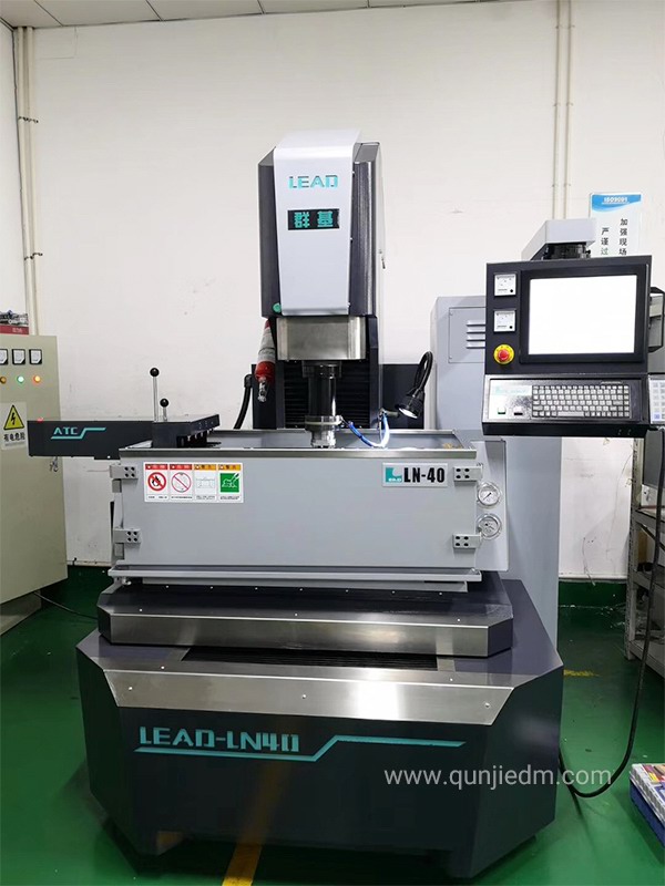 群基CNC镜面火花机LN40带刀库调试中2